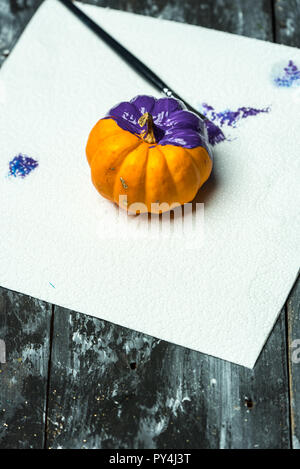 Faire vous-même, peinture Halloween pumpkins en violet Banque D'Images