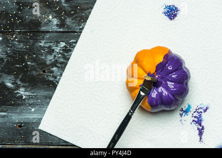 Faire vous-même, peinture Halloween pumpkins en violet Banque D'Images