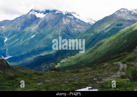 Belle vue sur montagnes et collines, et les glaciers le long de la piste de '98 à Valdez (Alaska) le long de l'autoroute Richardson Banque D'Images