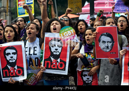 Rio de Janeiro - 29 septembre 2018 : des Brésiliens sont descendus dans la rue pour protester contre le candidat présidentiel d'extrême-droite du Brésil, Jair Bolsonaro. Banque D'Images