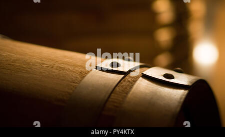 Vieux tonneaux de vin dans une cave à vin. Empilés vers le haut des bouteilles de vin dans la cave, poussiéreux mais savoureux. Banque D'Images