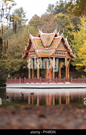 Beau temple thaïlandais, parc de la ville de Munich, dans autmung avec de jolies couleurs. Banque D'Images