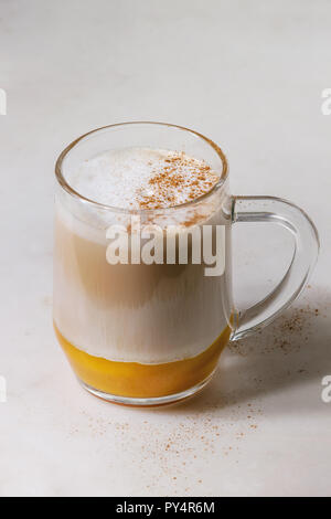 Verre de pumpkin spice latte Banque D'Images