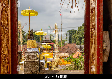 Pura Kehen, Balinais temple hindou à Bangli Regency, Bali, Indonésie décoré pour la fête. Melasti Voir à travers les portes. Banque D'Images