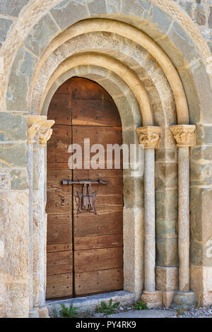 Entrée romane arch et le capital avec un porte en bois. Espagne Banque D'Images