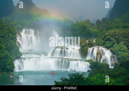 - Bangioc cascade Detian localiser est à la frontière de la Chine et du Vietnam, c'est célèbre chute d'eau des deux pays. Il y a un service de bateau de tourisme voir sw Banque D'Images