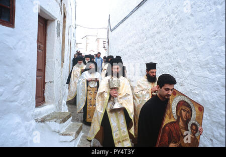 Moines grecs orthodoxes en procession transportant des reliques sacrées lors de célébrations de la Semaine Sainte sur l'île grecque de Patmos. Banque D'Images