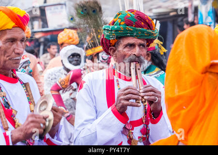 Vieil homme en turban jouant des sifflets dans un défilé dans le Rajasthan en Inde Banque D'Images