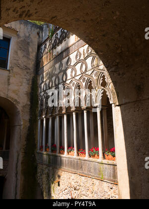 La Villa Rufolo à Ravello a une vue fantastique sur la côte amalfitaine depuis ses jardins et terrasses