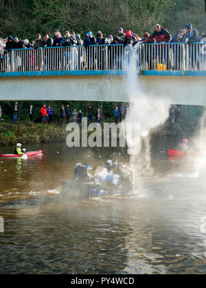 Course annuelle de radeau de Charité tenue le lendemain de Noël Matlock Derbyshire Angleterre Banque D'Images