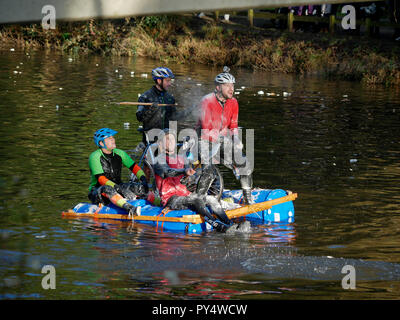 Course annuelle de radeau de Charité tenue le lendemain de Noël Matlock Derbyshire Angleterre Banque D'Images