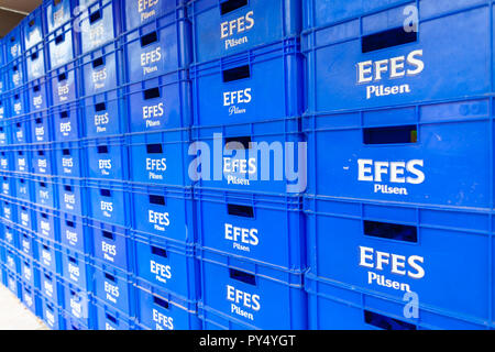 Antalya / Turquie - 30 septembre 2018 : le cas de la bière de la bière turque Anadolu Efes se dresse sur un magasin à Alanya Banque D'Images