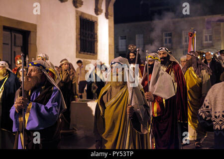 Paris, France - 1 Avril 2010 : figurants dans la semaine sainte procession d'Ecce Homo (High ISO photo) Banque D'Images