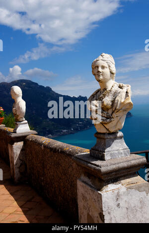 Ravello est haute au-dessus de la côte amalfitaine, au sud de l'Italie. La Villa Cimbrone doit son charme à l'extraordinaire beauté de l'endroit et la vue Banque D'Images