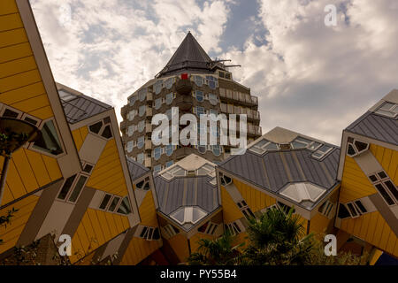 Rotterdam, Pays-Bas - 27 mai : Les Maisons Cube (Blaaktower Kubuswoningen) à Rotterdam le 27 mai 2017. L'architecte néerlandais Piet Blom conçu Rotterdam Banque D'Images