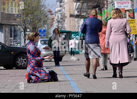 Changement de donne fille une femme enceinte assise sur un trottoir et la mendicité. Le 10 octobre 2018. Kiev, Ukraine Banque D'Images