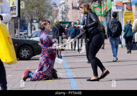 Changement de donne fille une femme enceinte assise sur un trottoir et la mendicité. Le 10 octobre 2018. Kiev, Ukraine Banque D'Images