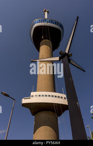 Rotterdam, Pays-Bas - 27 mai : la tour Euromast à Rotterdam le 27 mai 2017. Rotterdam est une grande ville portuaire dans la province néerlandaise de Banque D'Images