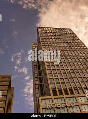 Rotterdam, Pays-Bas - 27 mai : grand verre Robeco bâtiment à Rotterdam le 27 mai 2017. Rotterdam est une grande ville portuaire dans la province néerlandaise de sout Banque D'Images