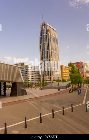 Rotterdam, Pays-Bas - 27 mai : grand verre bâtiment à Rotterdam le 27 mai 2017. Rotterdam est une grande ville portuaire dans la province néerlandaise de holla Banque D'Images