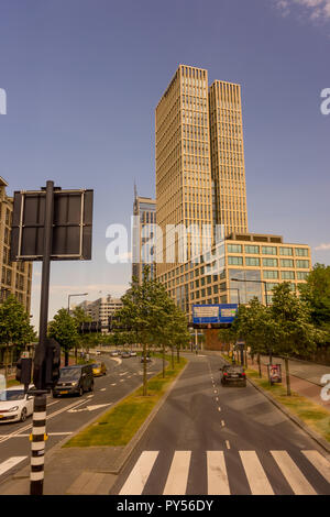 Rotterdam, Pays-Bas - 27 mai : grand verre bâtiment à Rotterdam le 27 mai 2017. Rotterdam est une grande ville portuaire dans la province néerlandaise de holla Banque D'Images