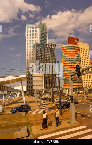 Rotterdam, Pays-Bas - 27 mai : grand verre bâtiment Deloitte à Rotterdam le 27 mai 2017. Rotterdam est une grande ville portuaire dans la province néerlandaise de So Banque D'Images