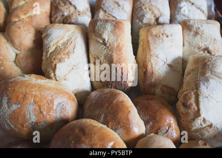 Grand choix de pains artisanaux en vente sur un marché de producteurs locaux. Banque D'Images