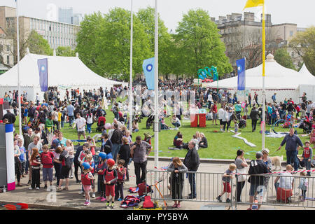 Les gens rassemblés autour de College Green et Park Street à Bristol en Festival en nourriture. Banque D'Images