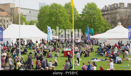 Les gens rassemblés autour de College Green et Park Street à Bristol en Festival en nourriture. Banque D'Images