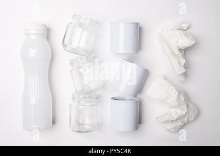 Recyclables constitués de verre, plastique, métal et papier sur fond blanc. Concept de texture blanc Banque D'Images
