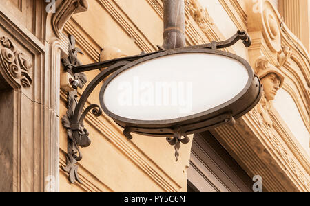 Style ancien blanc Store Se connecter avec copie espace pour suspendre la maquette sur un bâtiment renaissance Banque D'Images