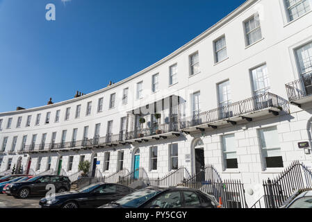 Ligne courbes originales de Régence bâtiments comprenant bureaux et appartements dans le Royal Crescent à Cheltenham, Gloucestershire Banque D'Images