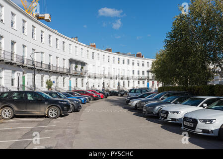 Ligne courbes originales de Régence bâtiments comprenant bureaux et appartements dans le Royal Crescent à Cheltenham, Gloucestershire Banque D'Images