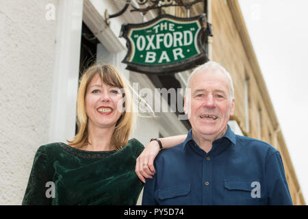 Harry Cullen le propriétaire de la barre d'Oxford sur les jeunes St (Rébus place) vend et barmaid Kirsty est l'espoir d'acheter l'endroit. Banque D'Images
