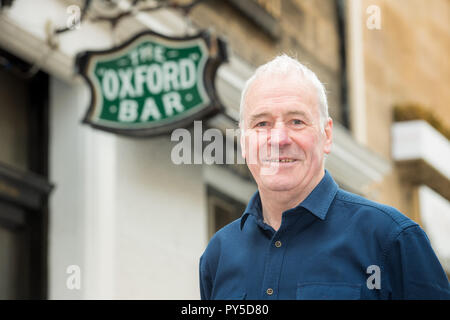 Harry Cullen le propriétaire de la barre d'Oxford sur les jeunes St (Rébus place) vend et barmaid Kirsty est l'espoir d'acheter l'endroit. Banque D'Images