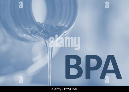 Bouteille en plastique et flux liquide. Le bisphénol, texte en plastique sans BPA photo Banque D'Images