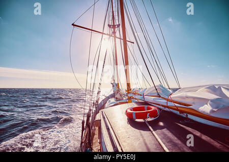 La voile contre le soleil, voyages et aventures concept, tons de couleur photo. Banque D'Images