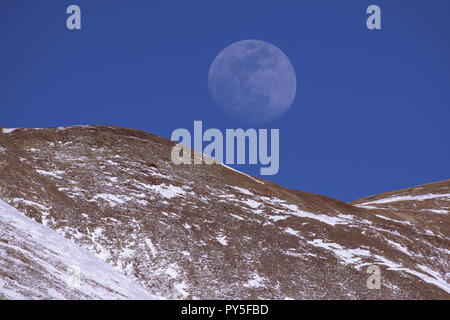 Lune se lève sur les montagnes Rocheuses en hiver près de Sunset Banque D'Images