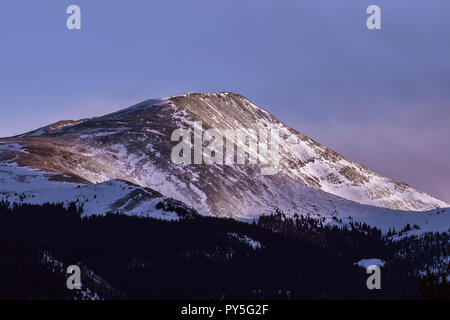 Le mont Chauve au coucher du soleil en hiver Banque D'Images