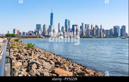 JERSEY CITY, NJ - le 29 septembre 2018 : Skyline de Manhattan, New York le long chemin dans Liberty State Park Banque D'Images