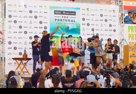 PENICHE, PORTUGAL - 20 octobre 2018 : Italo Ferreira au cours de la célébration de la victoire de la Ligue mondiale de Surf d'OPE 2018 Rip Curl Pro Portugal concours Banque D'Images