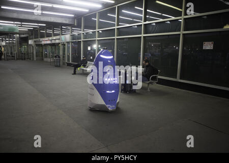 Queens, New York, USA. 24 Oct, 2018. Le ROBOT KNIGHTSCOPE K5 est illustré à l'extérieur de la zone de récupération des bagages au Terminal B à l'aéroport LaGuardia à Queens, New York. Le K5 unités de sécurité enregistre tout avec c'est des caméras, des microphones et des capteurs. Source dit avec l'introduction de la technologie 5G des emplois tels que les agents de sécurité et agents de surveillance de jeu peut être éliminé grâce à l'automatisation. Crédit : Brian Branch :/ZUMA/Alamy Fil Live News Banque D'Images
