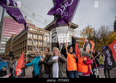 Glasgow, Renfrewshire, UK. 23 Oct, 2018. Les protestataires sont vu la tenue des pancartes et des drapeaux au cours de la grève.Des milliers d'employées de la ville de Glasgow a fait une grève de 48 heures pour ne pas recevoir une rémunération égale et ne pas avoir le bon salaire versé à eux, le Conseil de la Ville doit faire face à 12 ans d'arrérages allant dans des millions de livres. Crédit : Stewart Kirby/SOPA Images/ZUMA/Alamy Fil Live News Banque D'Images