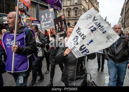 Glasgow, Renfrewshire, UK. 23 Oct, 2018. Une femme est considérée holding a placard pendant la grève.Des milliers d'employées de la ville de Glasgow a fait une grève de 48 heures pour ne pas recevoir une rémunération égale et ne pas avoir le bon salaire versé à eux, le Conseil de la Ville doit faire face à 12 ans d'arrérages allant dans des millions de livres. Crédit : Stewart Kirby/SOPA Images/ZUMA/Alamy Fil Live News Banque D'Images