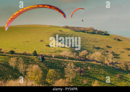 Firle, Lewes, East Sussex, Royaume-Uni. 25 octobre 2018..un vent froid du Nord amène des pilotes de parapentes à Firle Beacon dans les magnifiques South Downs. Banque D'Images