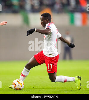 Leipzig, Allemagne. 25 octobre, 2018. Football : Ligue Europa, Groupe étape, Journée 3 : RB Leipzig - Celtic Glasgow dans la Red Bull Arena Leipzig. Bruma de Leipzig sur la balle. Crédit : Jan Woitas/dpa-Zentralbild/dpa/Alamy Live News Banque D'Images