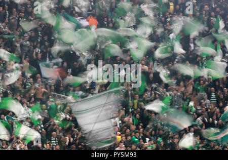 Leipzig, Allemagne. 25 octobre, 2018. Football : Ligue Europa, Groupe étape, Journée 3 : RB Leipzig - Celtic Glasgow dans la Red Bull Arena Leipzig. Glasgow fans brandissant des drapeaux. Crédit : Jan Woitas/dpa-Zentralbild/dpa/Alamy Live News Banque D'Images