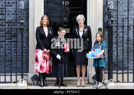 Downing Street, London, UK 25 Oct 2108 - Claire Rowcliffe - Directrice de la collecte à la Royal British Legion, Barbara Windsor 93 ans, premier ministre Theresa mai et 9 ans Poppy Railton (g à d) sur les mesures de No 10 Downing Street pendant le lancement de l'Appel 2018 nationale du Coquelicot. Credit : Dinendra Haria/Alamy Live News Banque D'Images