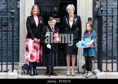 Downing Street, London, UK 25 Oct 2108 - Claire Rowcliffe - Directrice de la collecte à la Royal British Legion, Barbara Windsor 93 ans, premier ministre Theresa mai et 9 ans Poppy Railton (g à d) sur les mesures de No 10 Downing Street pendant le lancement de l'Appel 2018 nationale du Coquelicot. Credit : Dinendra Haria/Alamy Live News Banque D'Images