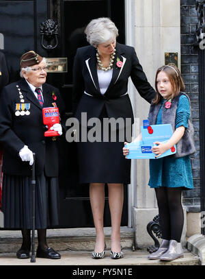 Downing Street, London, UK 25 Oct 2108 - Barbara Windsor 93 ans, premier ministre Theresa mai et 9 ans Poppy Railton (g à d) sur les mesures de No 10 Downing Street pendant le lancement de l'Appel 2018 nationale du Coquelicot. Credit : Dinendra Haria/Alamy Live News Banque D'Images